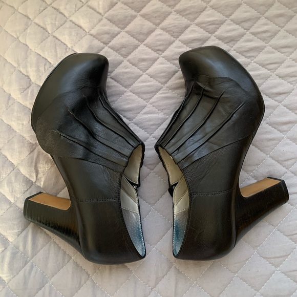 Women’s Hinge Platform Ankle Booties - Picture 8 of 13